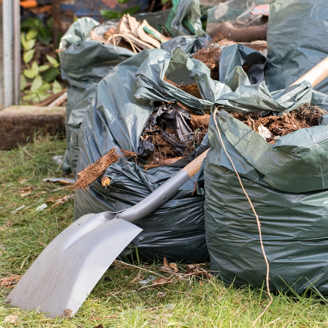 Gartenabfall in Säcken